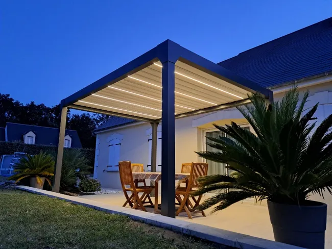 Pergola bioclimatique en aluminium Menea 4x3 motorisée grise
